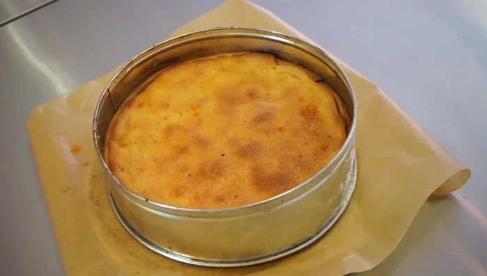 Aprikotieren & Glasieren: Den abgekühlten Kuchen mit Aprikosenmarmelade bestreichen. Mit Puderzuckerguss und Mandelblättchen verzieren.