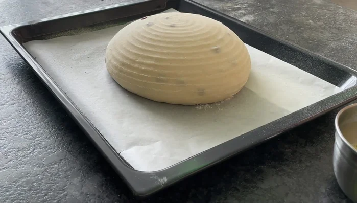 Oberfläche des Brotes leicht mit Wasser oder Milch bepinseln (174.62)