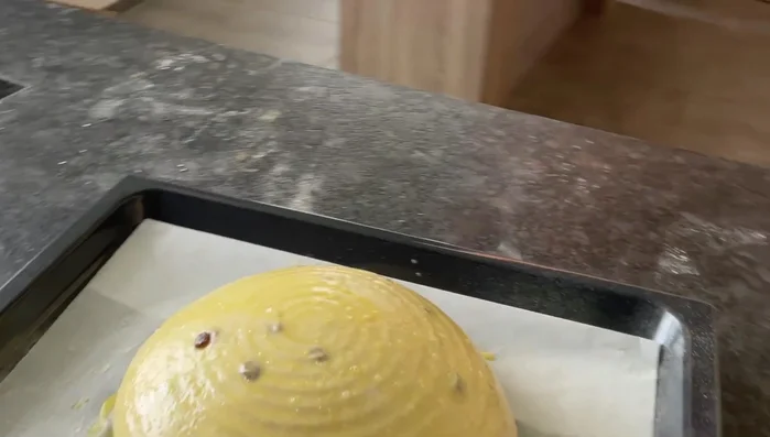 Mit einem scharfen Messer mehrere Einschnitte in das Brot machen (234)