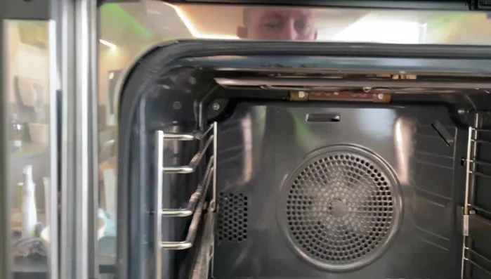 Osterbrot im vorgeheizten Backofen ca. 40-45 Minuten backen (272.33)