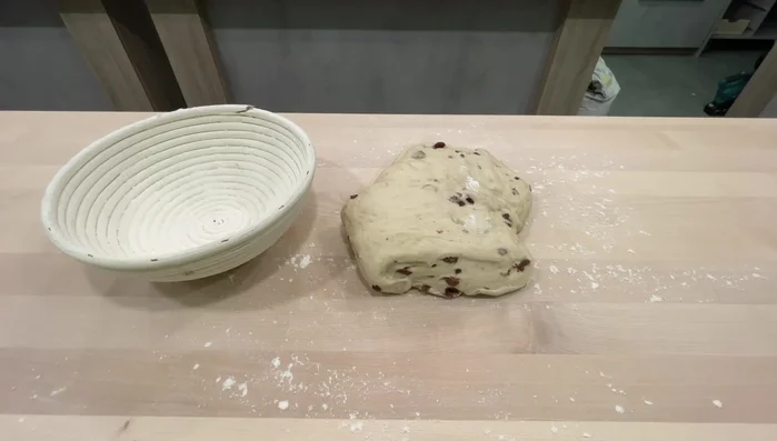 Formen des Brotes auf ein mit Backpapier ausgelegtes Backblech legen. Es kann entweder als großer Laib oder in zwei kleineren Laibe geformt werden. (67.02)