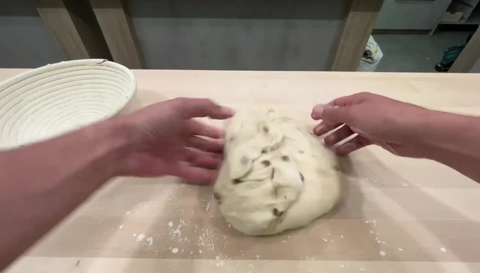 Das geformte Brot an einem warmen Ort zugedeckt ruhen lassen bis es aufgegangen ist (80.52)