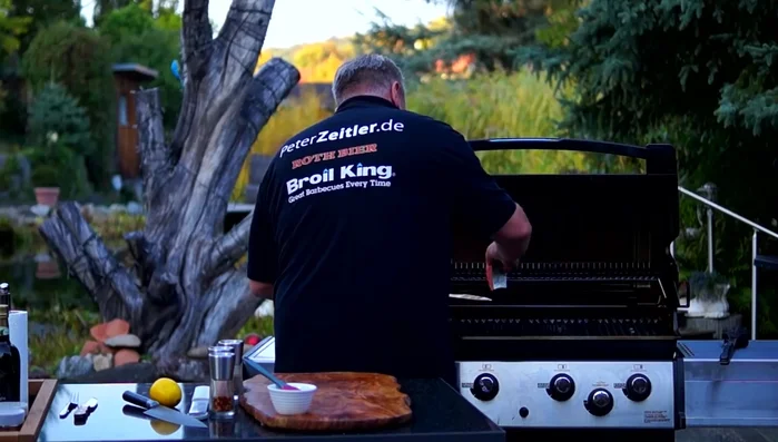 Lachs wenden und auf die Fleischseite legen (ca. 10 Uhr Position).