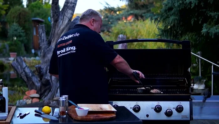 Weitere 2-3 Minuten grillen, bis der Lachs gar ist.