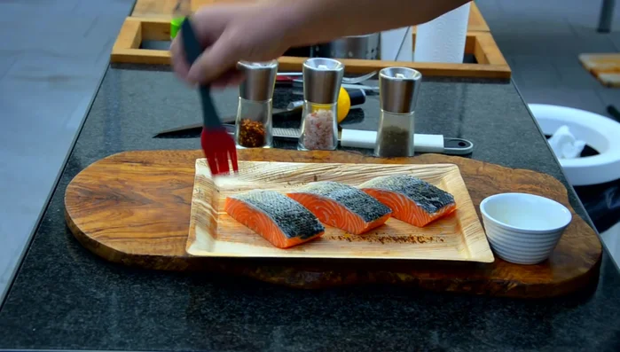 Etwa eine Minute auf der Hautseite grillen, bis sich leichte Farbe bildet.