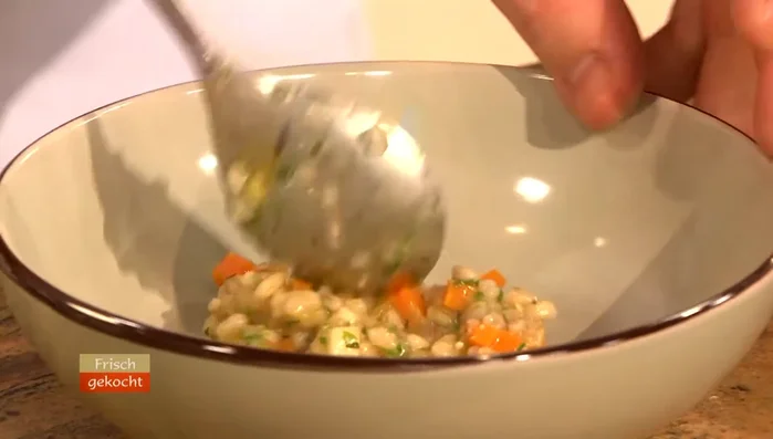 Das Gerstengemüse anrichten und die Zunge darauf platzieren.