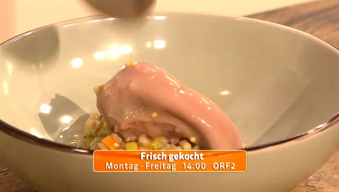 Mit etwas Bratensaft übergießen und mit frisch gerissenem Kren, Kerbel und Schnittlauch vollenden.