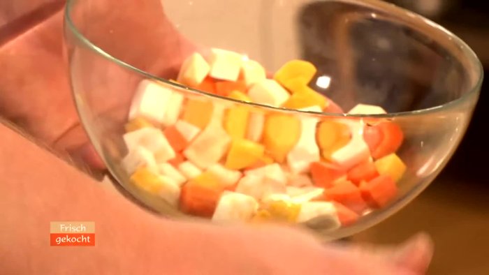 Geschnittenes Wurzelgemüse, Petersilienstange, Lorbeerblätter und Senfkörner hinzufügen. Mit Salz und Pfeffer würzen.