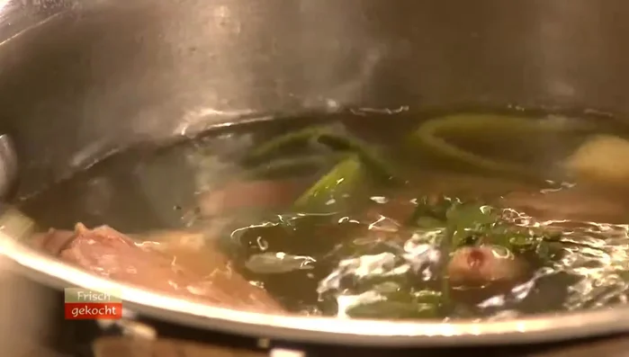 Einmal aufkochen lassen. Die Zungen zirka eine Stunde bei leichter Hitze gar dünsten. Den dabei entstehenden Schaum abschöpfen.