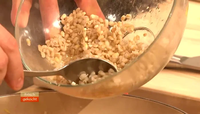 Die eingeweichte und abgetropfte Gerste zugeben, mit Salz und Pfeffer würzen.