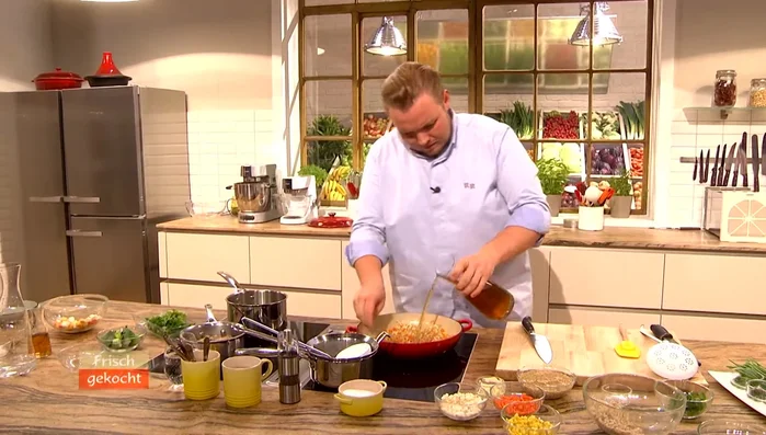 Mit Brühe aufgießen und etwas einkochen lassen. Nach und nach mit Brühe aufgießen, bis die Gerste gar ist.