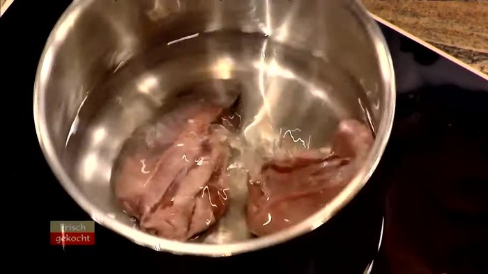 Die Lammzunge mit kaltem Wasser bedecken.
