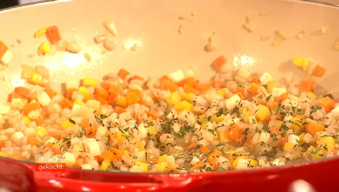 Abschließend mit Zitronenthymian, Petersilie und Schnittlauch aromatisieren und mit etwas Stärke binden.