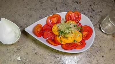 Mediterraner Paradies-Salat: Rezept mit Tomaten, Kräutern & Knoblauch