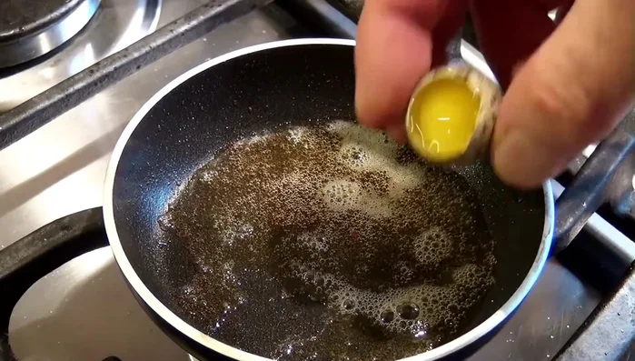 Wachteleier in die Pfanne geben und braten.