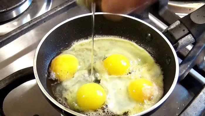 Gebratene Wachteleier auf die Krabben legen.