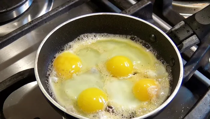 Krabben auf dem Brot verteilen.