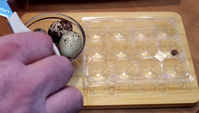 Salat, Schnittlauch und gegebenenfalls Meerrettich als Garnitur hinzufügen.