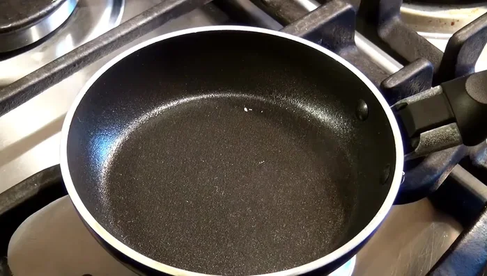 Butter in die Pfanne geben und erhitzen.