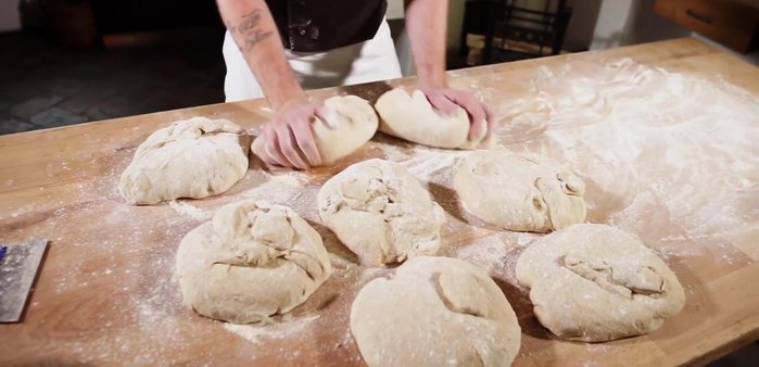 Die Brote mit der Oberseite nach unten auf ein bemehltes Backblech legen und weitere 5-10 Minuten ruhen lassen.