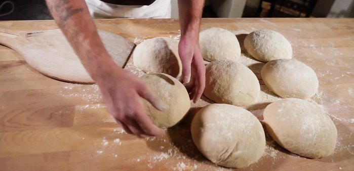 Die Brote bei (Backofentemperatur nicht im Transcript angegeben) backen, bis sie goldbraun und knusprig sind.