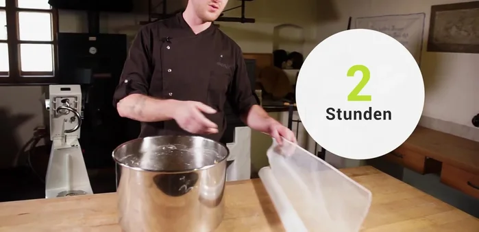 Den Teig abgedeckt für ca. 2 Stunden gehen lassen.