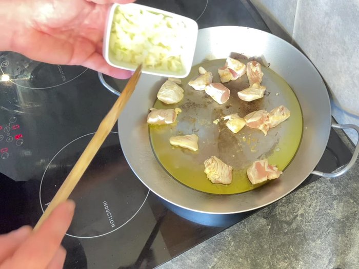 Hähnchenbrust kurz anbraten.