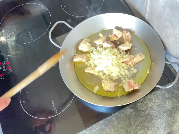 Zwiebeln, Knoblauch und Paprika in die Pfanne geben und leicht anbraten.