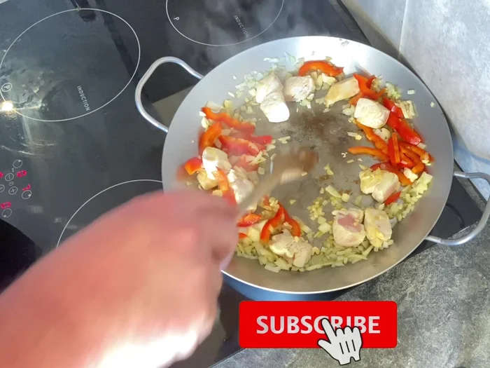 In der Mitte der Pfanne etwas Platz schaffen, Olivenöl hinzufügen und Safran darin kurz anschwitzen.