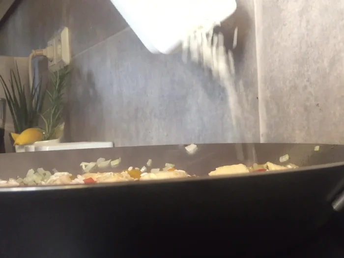 Reis hinzufügen und kurz mitbraten.