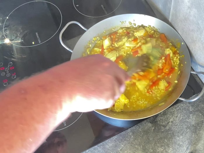 Kurz vor Ende der Garzeit Rosmarin, Erbsen und grüne Bohnen hinzufügen und kurz mitköcheln lassen.