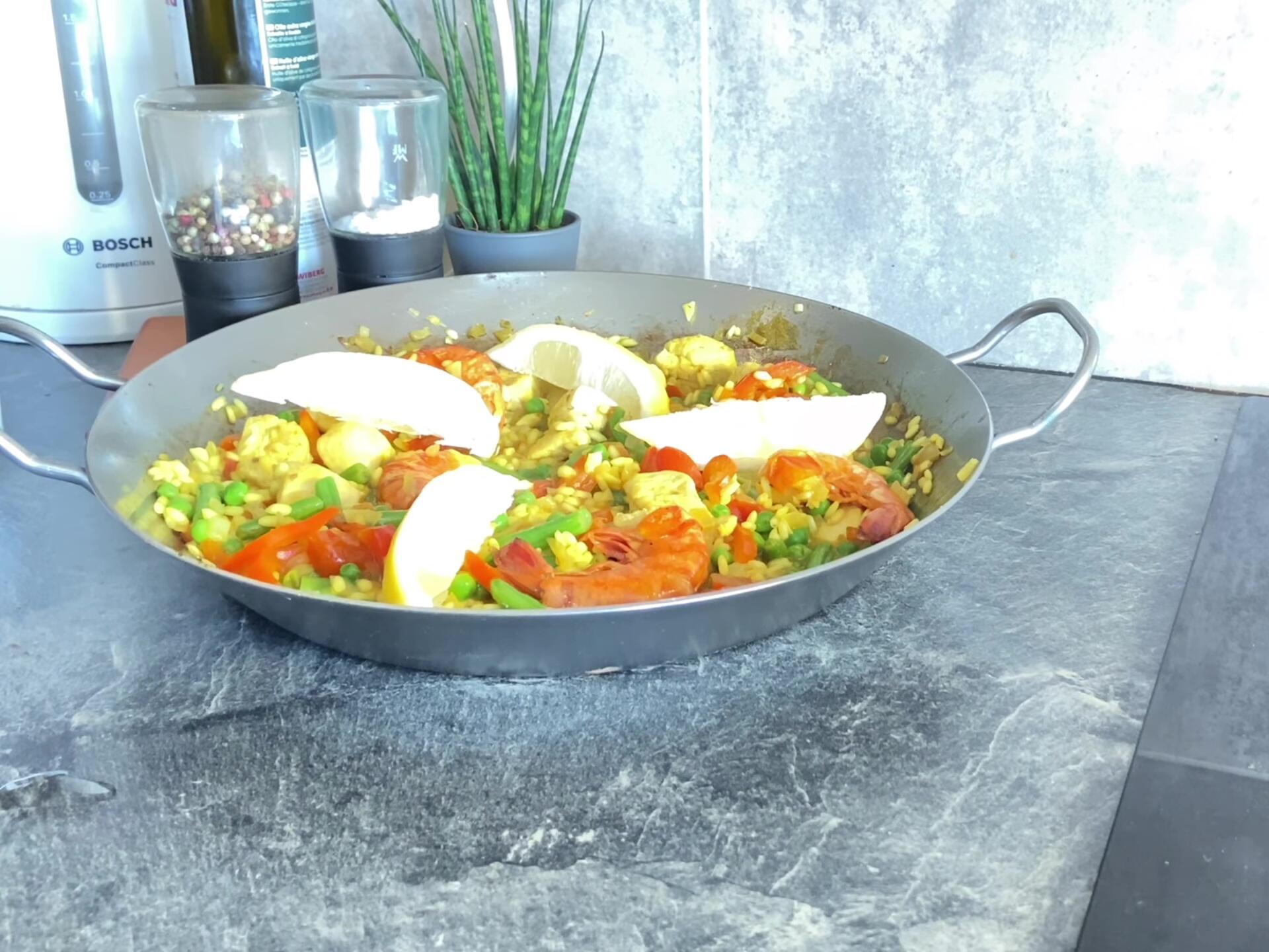 Paella Rezept: Hähnchen & Garnelen - Schnell & Einfach! Paella Rezept: Hähnchen & Garnelen - Schnell & Einfach!