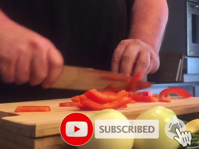 Zwiebeln, Knoblauch und Paprika klein schneiden.