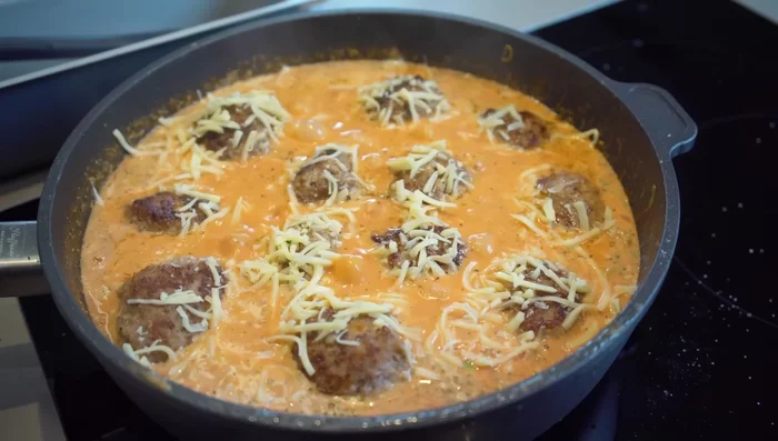 Geriebenen Käse darüber streuen und im Ofen bei 250°C (Oberhitze) ca. 10 Minuten überbacken (427.72, 439.16).