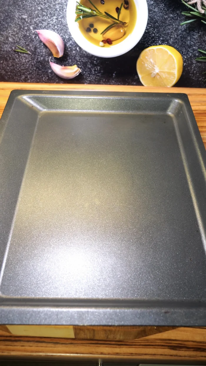 Hähnchen mit der Hautseite nach unten auf ein Backblech legen (Backpapier optional). (26)