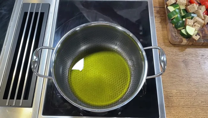 Olivenöl in der Pfanne erhitzen. Knoblauch und Rosmarin hinzufügen und anbraten, bis der Knoblauch knuspert.