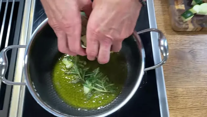 Zucchini, Tomaten, Brot und Garnelen in die Pfanne geben. Alles gut vermengen und bei hoher Hitze anbraten (ca. 2 Minuten).