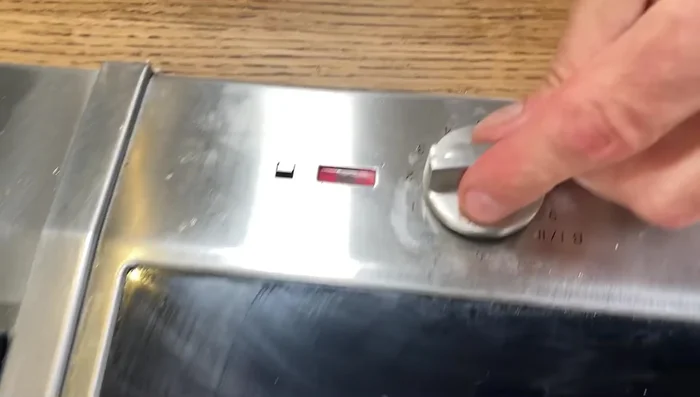 Hitze reduzieren. Mit Salz und Pfeffer würzen. 5 Minuten köcheln lassen.