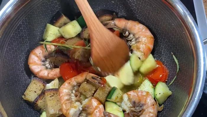 Flockensalz unterrühren.