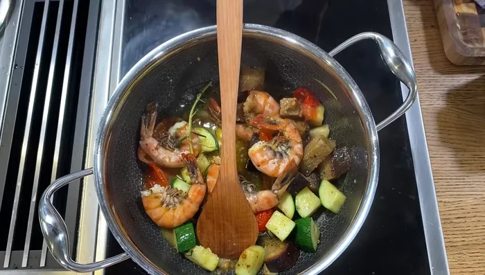 Einen kleinen Schuss Sojasauce hinzufügen.