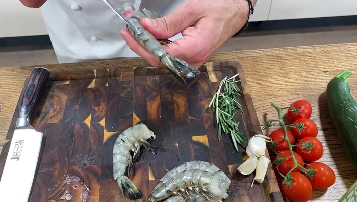 Garnelen vorbereiten: Mit einer Schere den Panzer und das Fleisch leicht einschneiden, um den Darm zu entfernen (falls vorhanden).