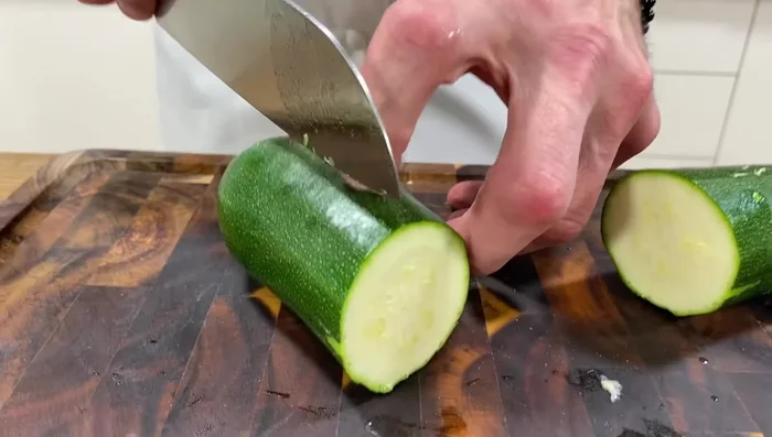 Zucchini in grobe Würfel schneiden.