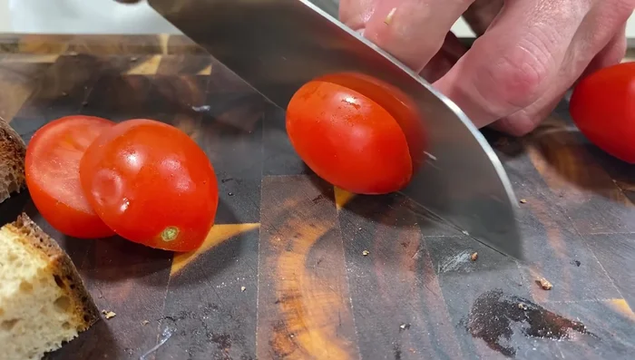 Tomaten halbieren.