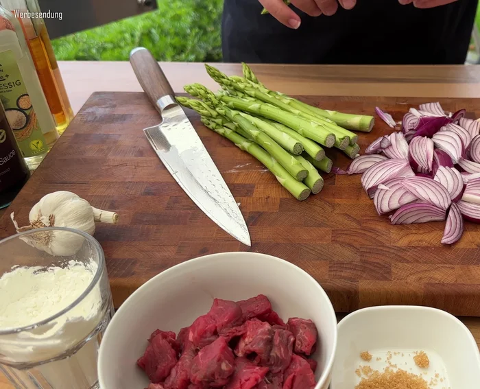 Spargel waschen, holzige Enden abbrechen und in ca. 3-4 cm lange Stücke schneiden (121.14).