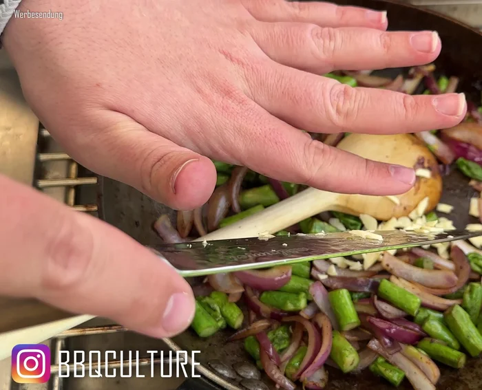 Knoblauch hinzufügen und kurz mitbraten (311.22).