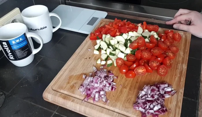 Zwiebeln andünsten, Reis hinzufügen und mit Weißwein ablöschen.