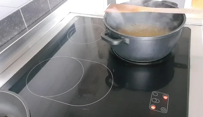 Mit Salz, Pfeffer und Muskatnuss abschmecken.