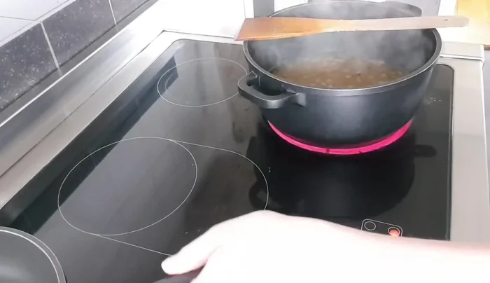 In einer separaten Pfanne das vorbereitete Gemüse mit Olivenöl anbraten.