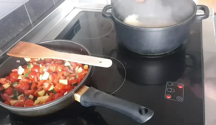 Restliche Butter und Petersilie zum Risotto geben.