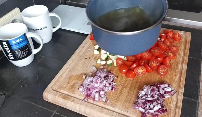 Gemüsebrühe vorbereiten (400ml Wasser mit Gemüsebrühepulver).